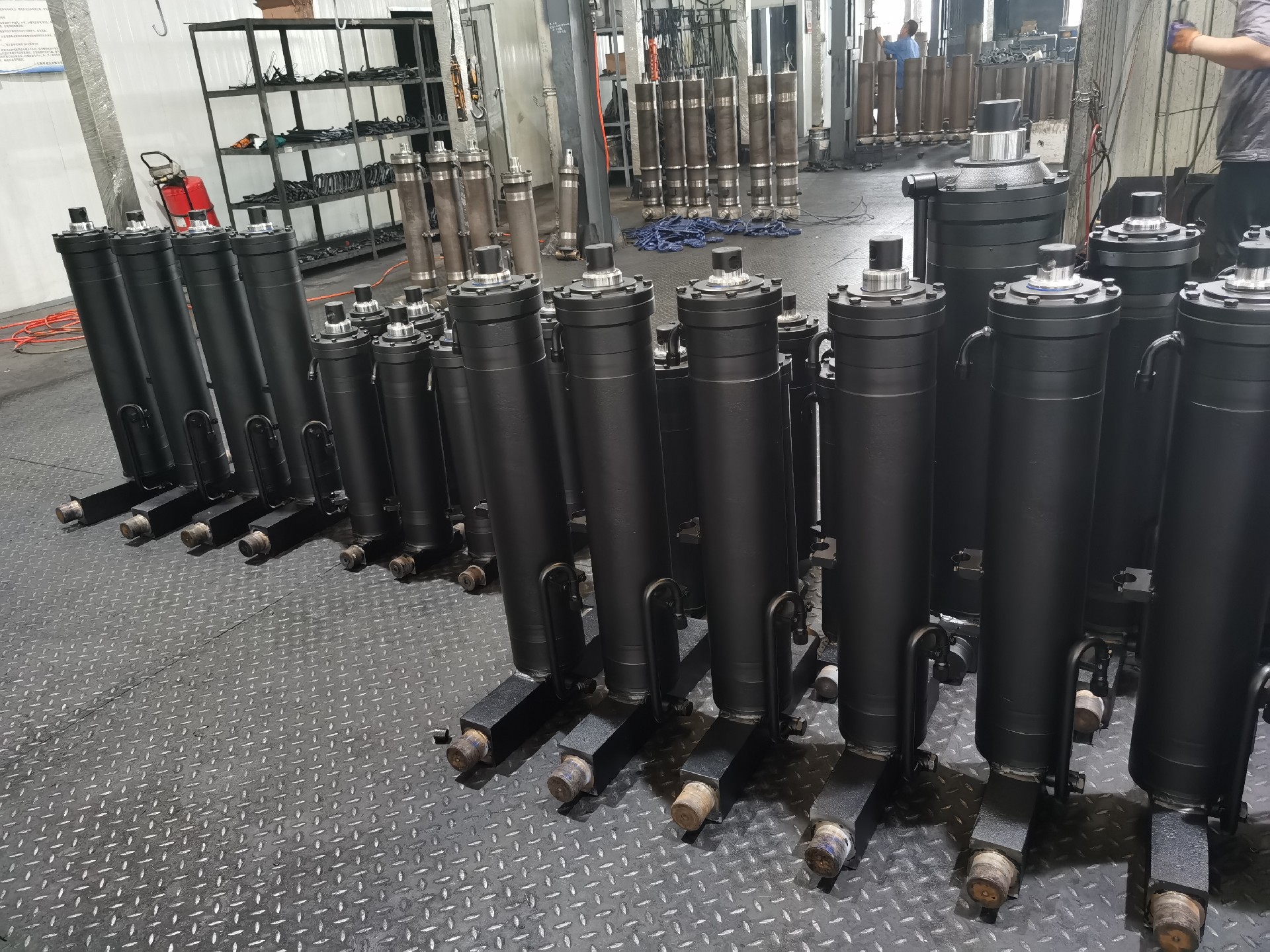 自卸車(chē)臥頂液壓油缸圖片